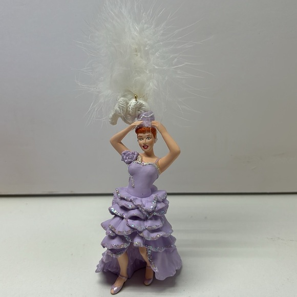 1999 Hallmark I Love Lucy Ornament Lucy Gets in Pictures Feather Headdress - Picture 6 of 7